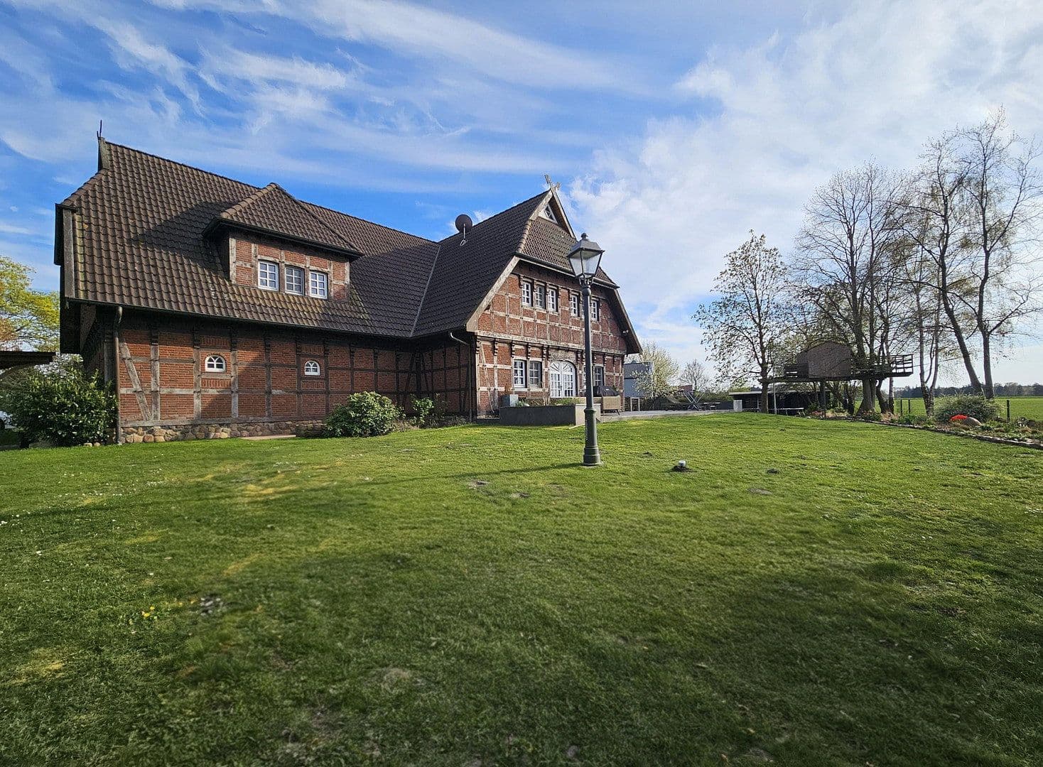 Prodej domu 255 m², pozemek 2.200 m², Wahrenholz, Dolní Sasko Prodej domu 255 m², pozemek 2.200 m², Wahrenholz, Dolní Sasko