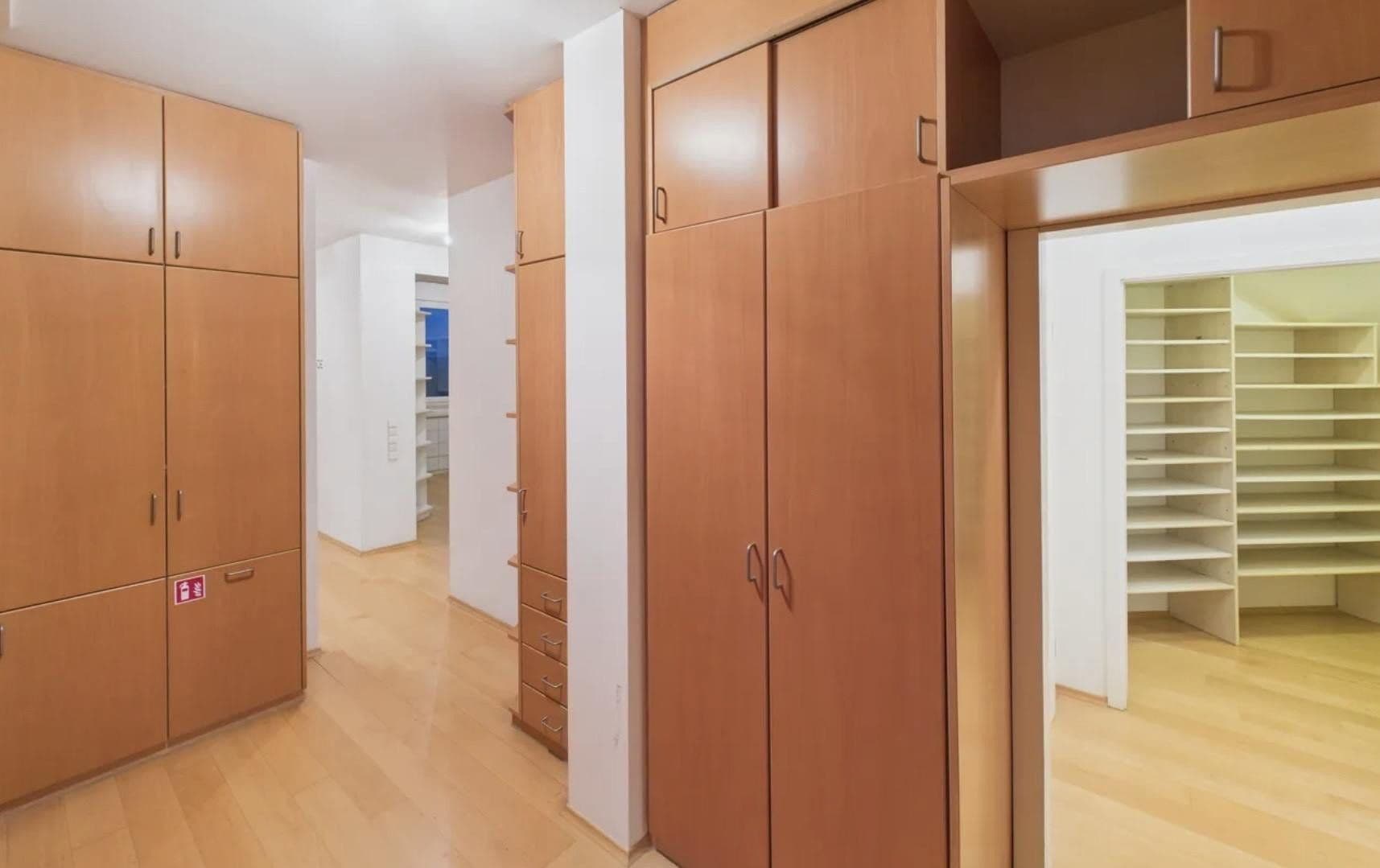 Prodej domu 520 m², pozemek 697 m², Fritz-Ulrich-Str. 105, Heilbronn, Bádensko-Württembersko Prodej domu 520 m², pozemek 697 m², Fritz-Ulrich-Str. 105, Heilbronn, Bádensko-Württembersko