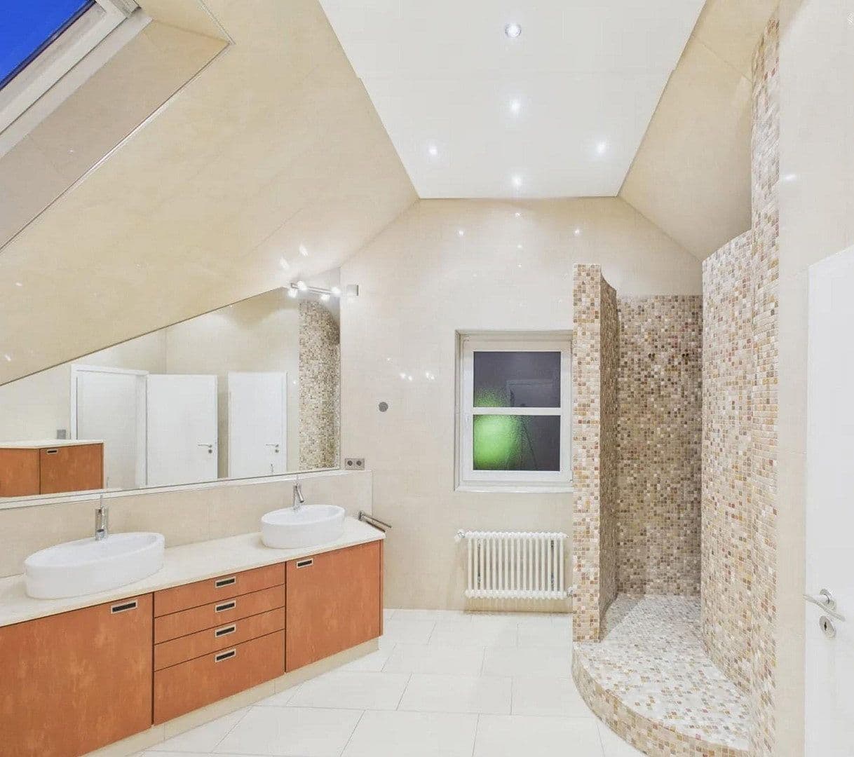 Prodej domu 520 m², pozemek 697 m², Fritz-Ulrich-Str. 105, Heilbronn, Bádensko-Württembersko Prodej domu 520 m², pozemek 697 m², Fritz-Ulrich-Str. 105, Heilbronn, Bádensko-Württembersko