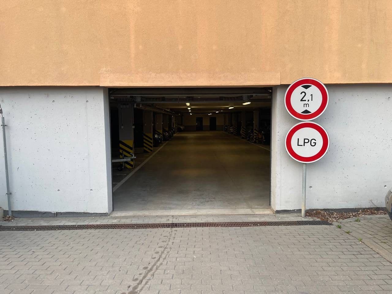 Pronájem garáže 12 m², Fantova, Brno, Jihomoravský kraj Pronájem garáže 12 m², Fantova, Brno, Jihomoravský kraj