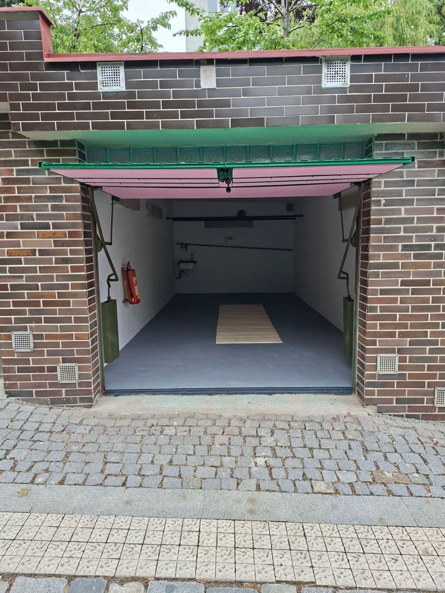 Pronájem garáže 23 m², Na Pláni, Praha, Praha Pronájem garáže 23 m², Na Pláni, Praha, Praha