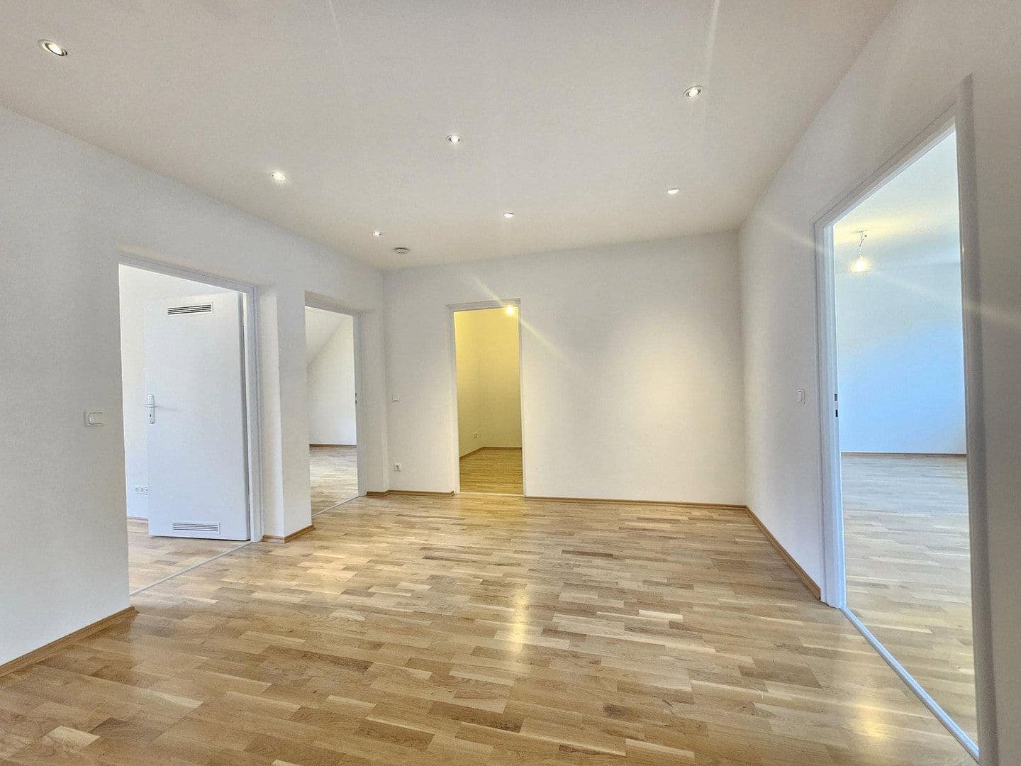 Pronájem bytu 3+1 92 m², Kreuzstraße 11, München, Bavorsko Pronájem bytu 3+1 92 m², Kreuzstraße 11, München, Bavorsko