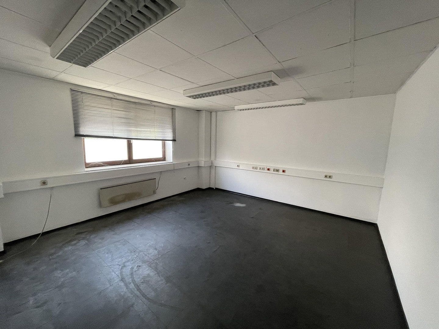 Pronájem nebytového prostoru 5.830 m², Im Gewerbepark 1, Hunderdorf, Bavorsko Pronájem nebytového prostoru 5.830 m², Im Gewerbepark 1, Hunderdorf, Bavorsko