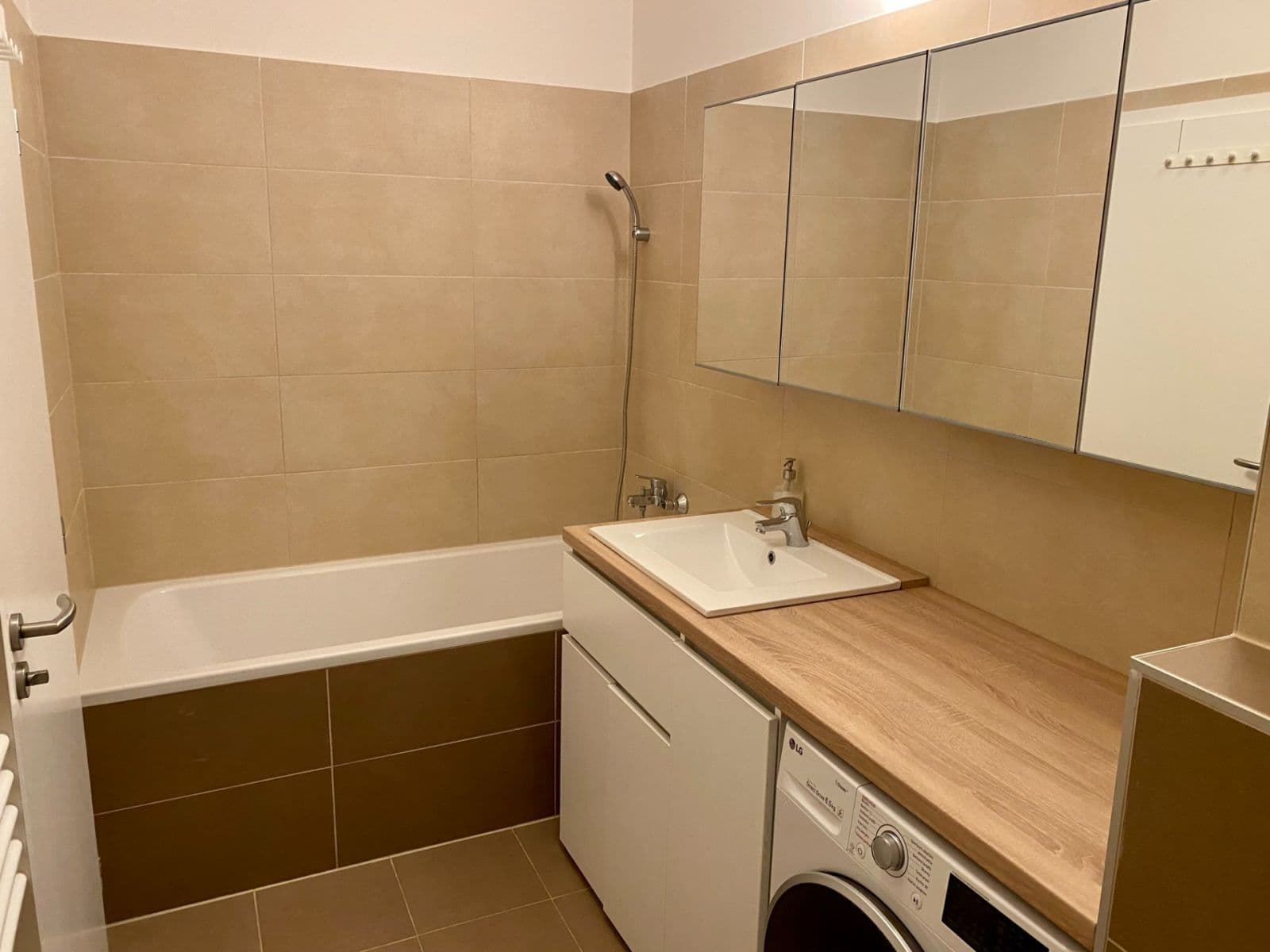 Prodej bytu 2+1 60 m², Béžová, Petržalka, Bratislavský kraj Prodej bytu 2+1 60 m², Béžová, Petržalka, Bratislavský kraj