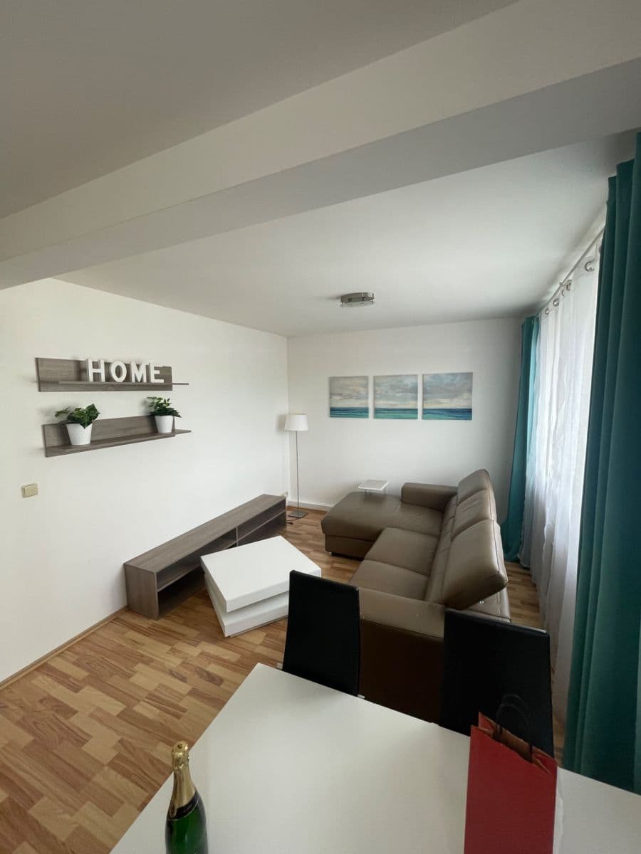 Pronájem bytu 2+kk 43 m², Dubová, Karlovy Vary, Karlovarský kraj Pronájem bytu 2+kk 43 m², Dubová, Karlovy Vary, Karlovarský kraj