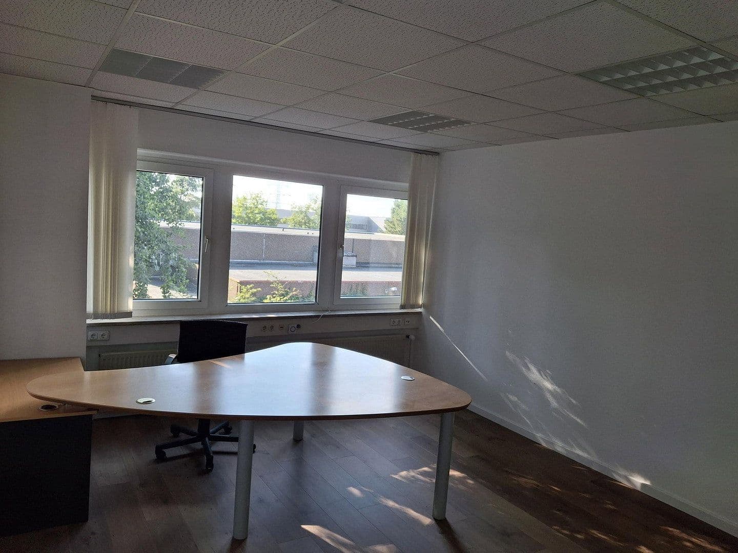 Pronájem kanceláře 130 m², Oststrasse 122 B, Norderstedt, Šlesvicko-Holštýnsko Pronájem kanceláře 130 m², Oststrasse 122 B, Norderstedt, Šlesvicko-Holštýnsko