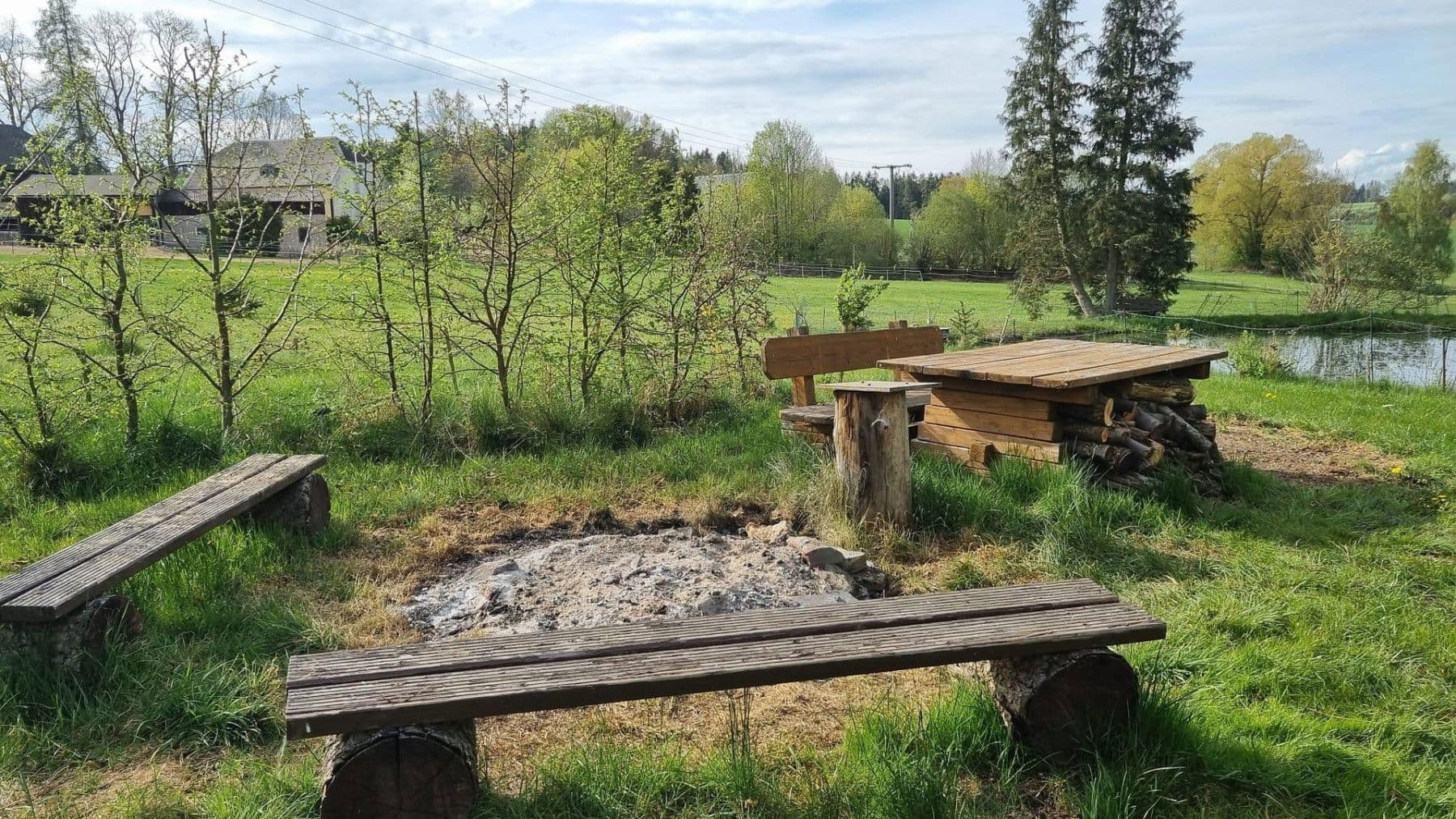 Prodej domu 120 m², pozemek 1.500 m², Tiefenbach 27, Bad Alexandersbad, Bavorsko Prodej domu 120 m², pozemek 1.500 m², Tiefenbach 27, Bad Alexandersbad, Bavorsko