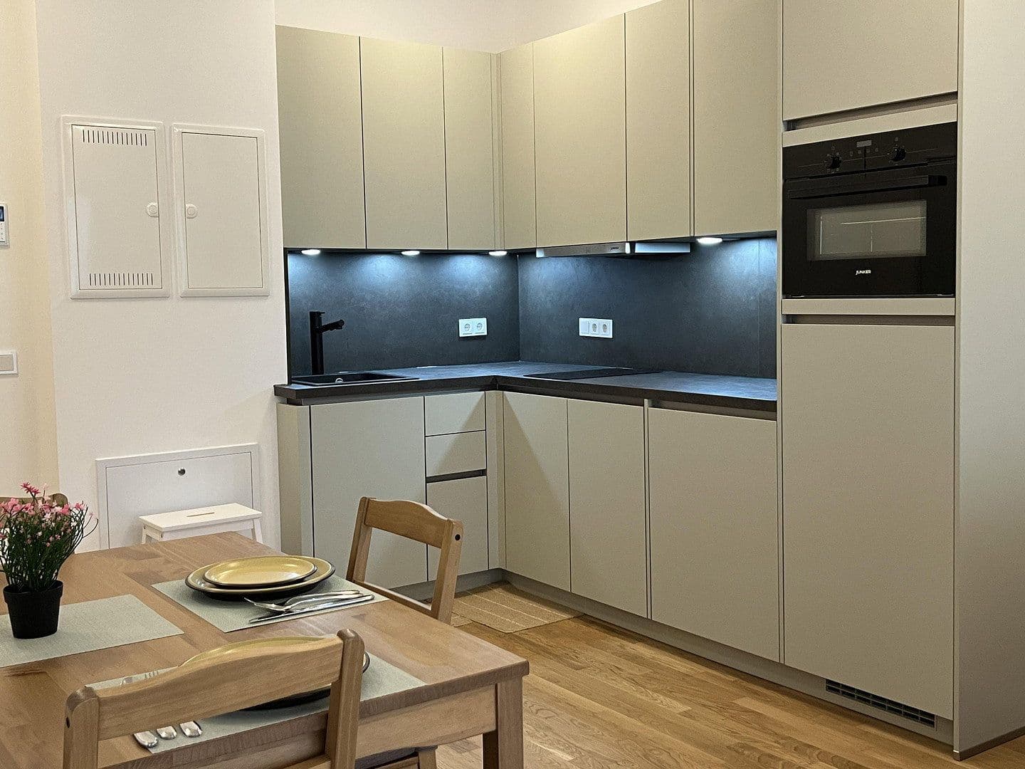 Pronájem bytu 2+1 40 m², Hohenstaufenstraße 9, Berlin, Berlín Pronájem bytu 2+1 40 m², Hohenstaufenstraße 9, Berlin, Berlín