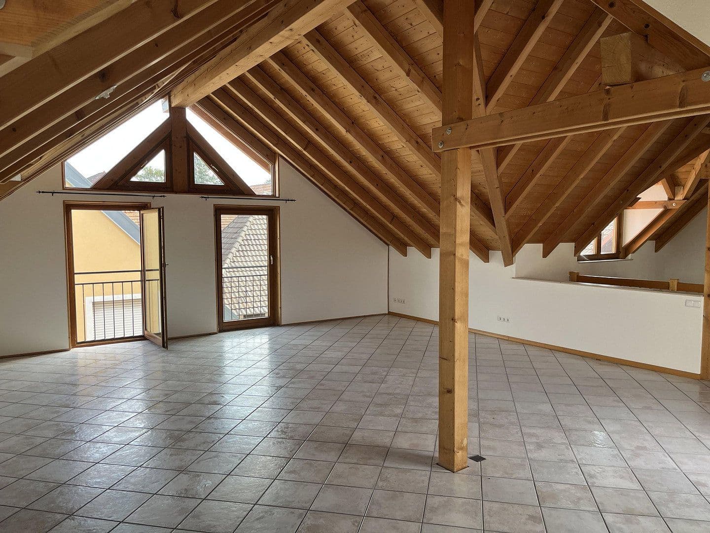 Pronájem bytu 2+1 125 m², Ehrenkirchen, Bádensko-Württembersko Pronájem bytu 2+1 125 m², Ehrenkirchen, Bádensko-Württembersko