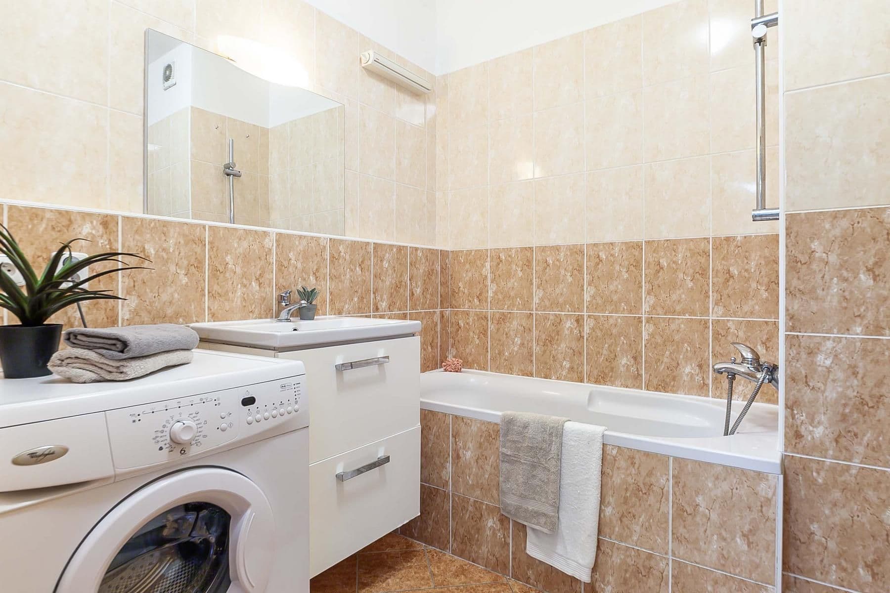 Prodej bytu 2+kk 42 m², Martinická, Praha, Praha Prodej bytu 2+kk 42 m², Martinická, Praha, Praha