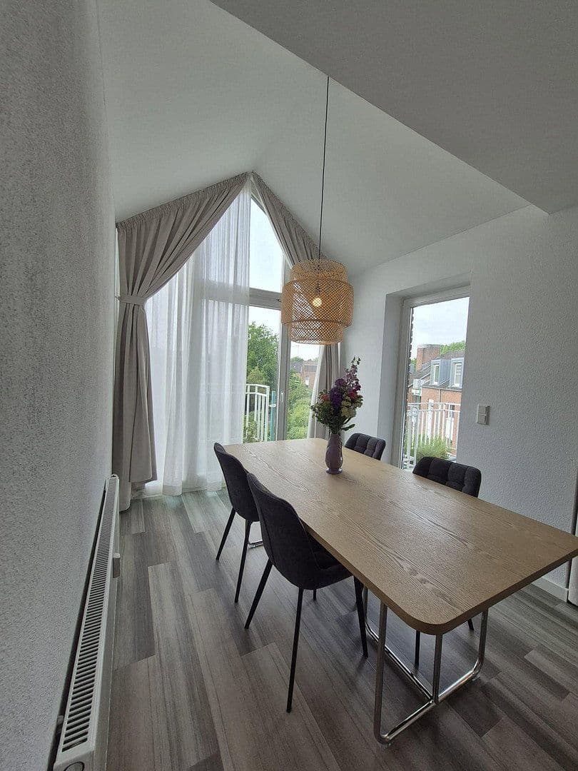 Pronájem bytu 2+1 68 m², Düsseldorf, Severní Porýní-Vestfálsko Pronájem bytu 2+1 68 m², Düsseldorf, Severní Porýní-Vestfálsko