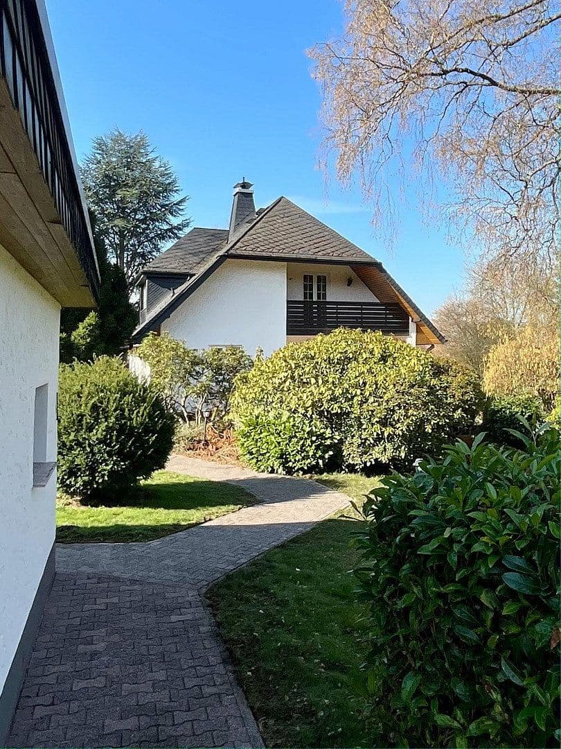 Prodej domu 247 m², pozemek 2.504 m², Niedernhausen, Hessen Prodej domu 247 m², pozemek 2.504 m², Niedernhausen, Hessen