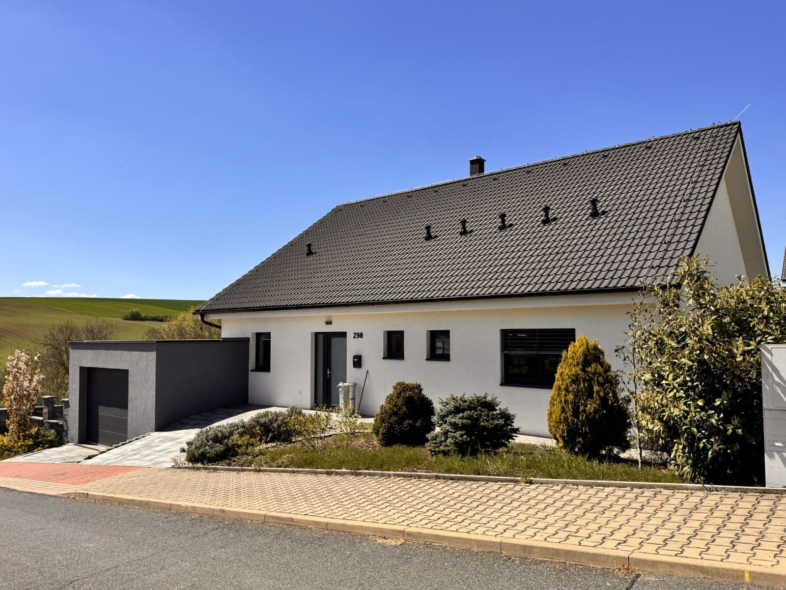 Prodej domu 160 m², pozemek 642 m², Akátová, Králův Dvůr, Středočeský kraj Prodej domu 160 m², pozemek 642 m², Akátová, Králův Dvůr, Středočeský kraj