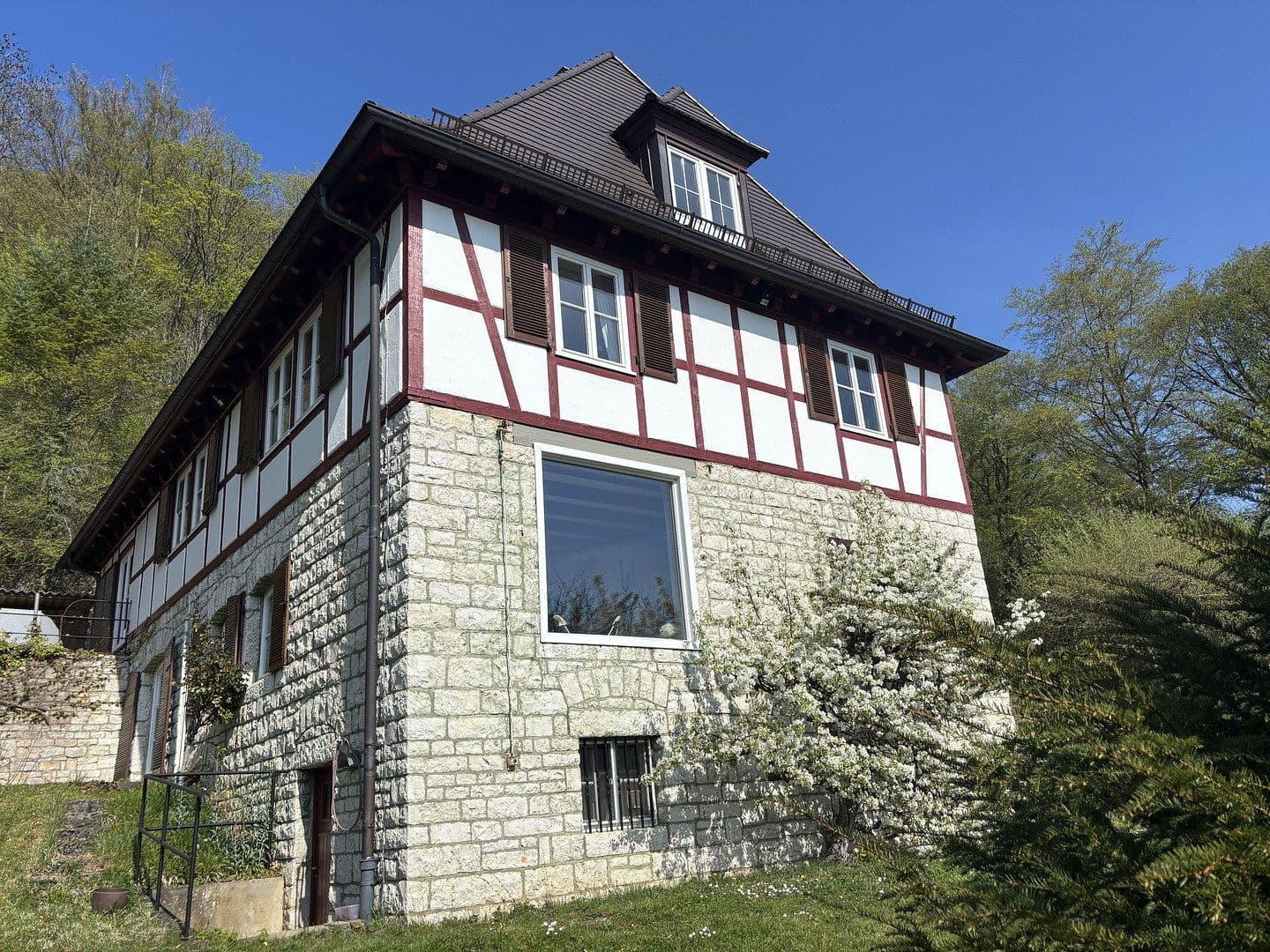 Prodej domu 312 m², pozemek 3.680 m², Westhausen, Bádensko-Württembersko Prodej domu 312 m², pozemek 3.680 m², Westhausen, Bádensko-Württembersko