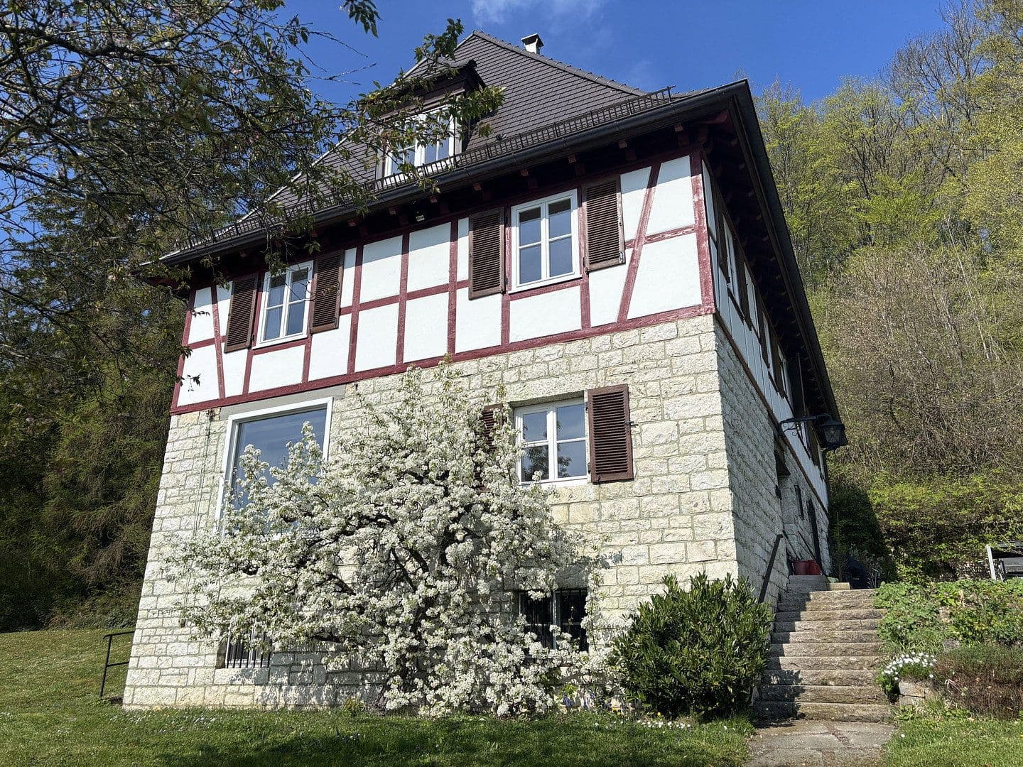 Prodej domu 312 m², pozemek 3.680 m², Westhausen, Bádensko-Württembersko Prodej domu 312 m², pozemek 3.680 m², Westhausen, Bádensko-Württembersko