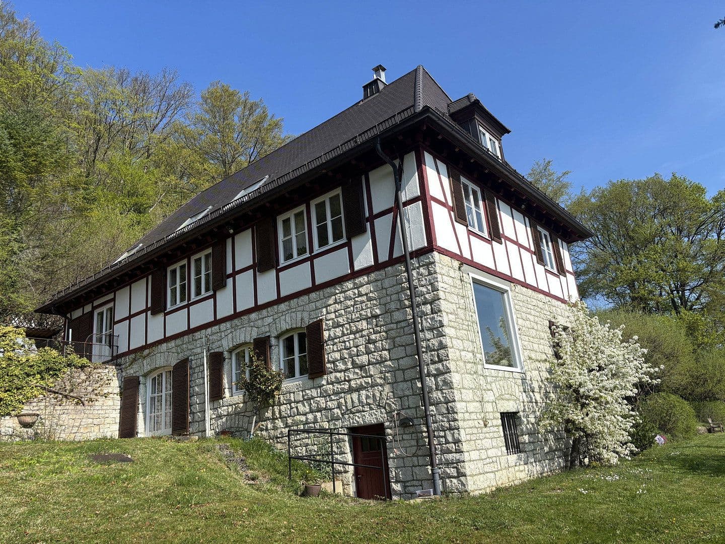 Prodej domu 312 m², pozemek 3.680 m², Westhausen, Bádensko-Württembersko Prodej domu 312 m², pozemek 3.680 m², Westhausen, Bádensko-Württembersko