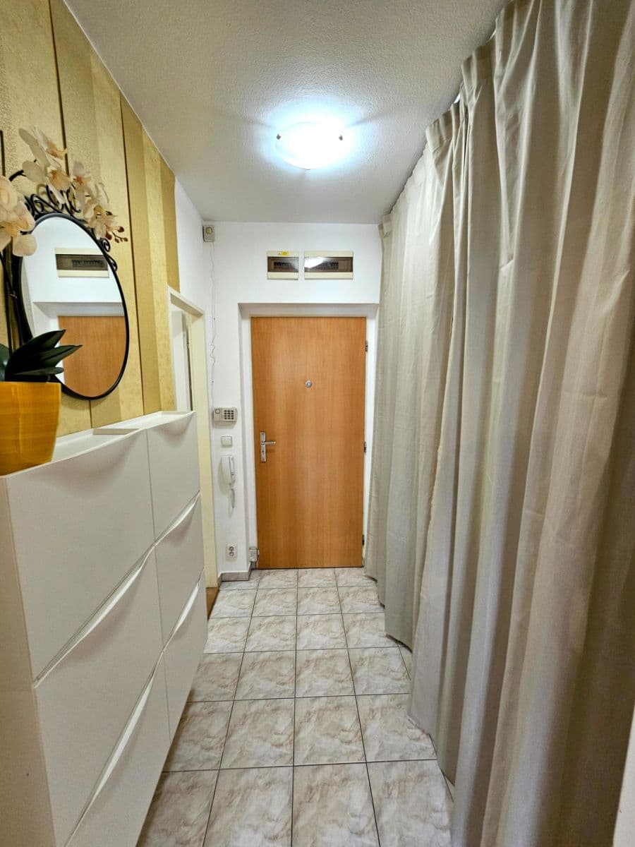 Pronájem bytu 1+kk 30 m², Za Mlýnem, Hostivice, Středočeský kraj Pronájem bytu 1+kk 30 m², Za Mlýnem, Hostivice, Středočeský kraj