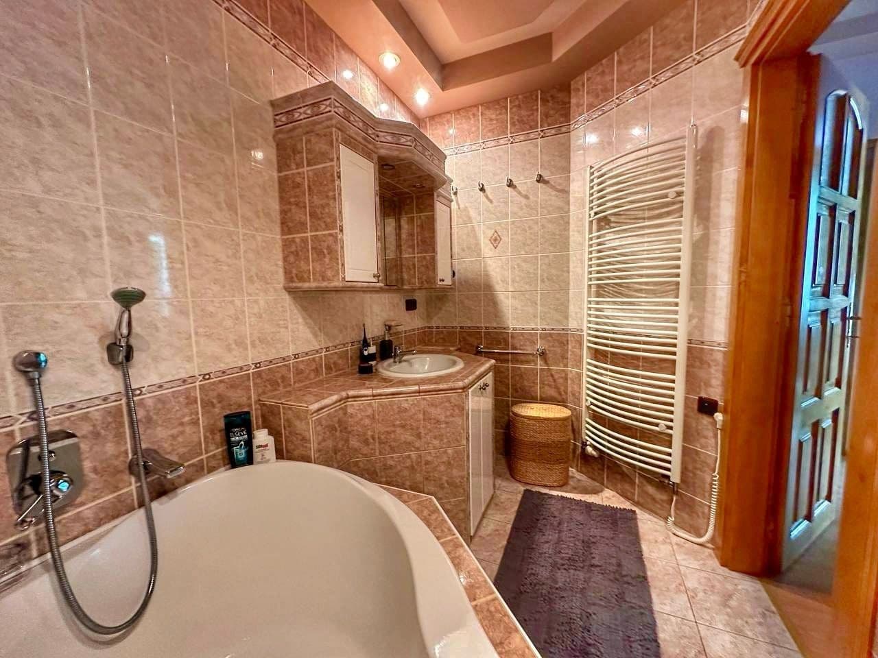 Pronájem bytu 3+1 90 m², Bulharská, Karlovy Vary, Karlovarský kraj Pronájem bytu 3+1 90 m², Bulharská, Karlovy Vary, Karlovarský kraj