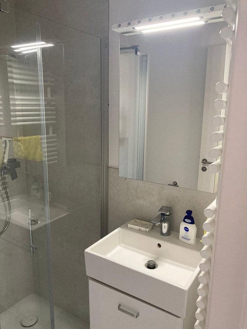 Pronájem bytu 1+1 34 m², Düsseldorf, Severní Porýní-Vestfálsko Pronájem bytu 1+1 34 m², Düsseldorf, Severní Porýní-Vestfálsko