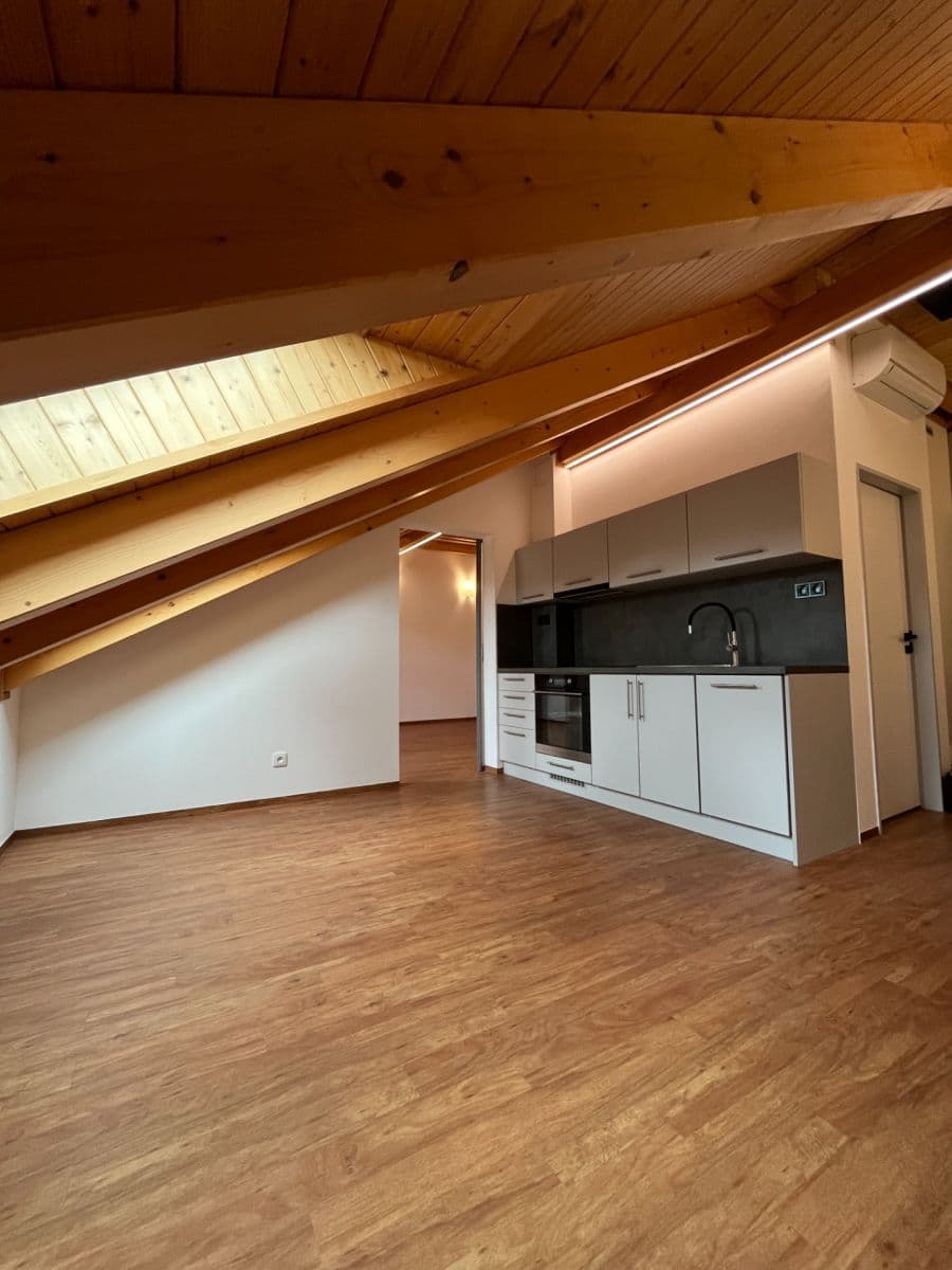 Pronájem bytu 2+1 87 m², Klabalská I, Zlín, Zlínský kraj Pronájem bytu 2+1 87 m², Klabalská I, Zlín, Zlínský kraj