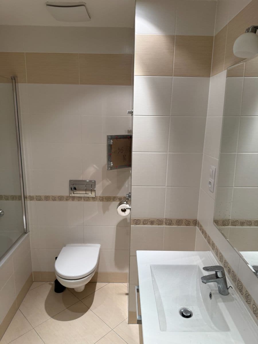 Prodej bytu 2+kk 64 m², V Háji, Praha, Praha Prodej bytu 2+kk 64 m², V Háji, Praha, Praha