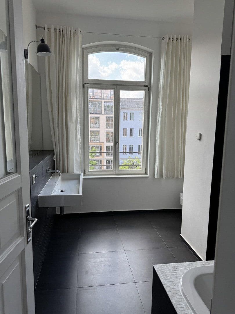Prodej bytu 4+1 163 m², Berlin, Berlín Prodej bytu 4+1 163 m², Berlin, Berlín