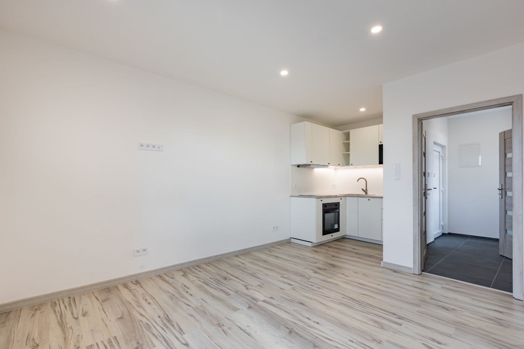 Prodej bytu 1+kk 35 m², Růženy Svobodové, Znojmo, Jihomoravský kraj Prodej bytu 1+kk 35 m², Růženy Svobodové, Znojmo, Jihomoravský kraj