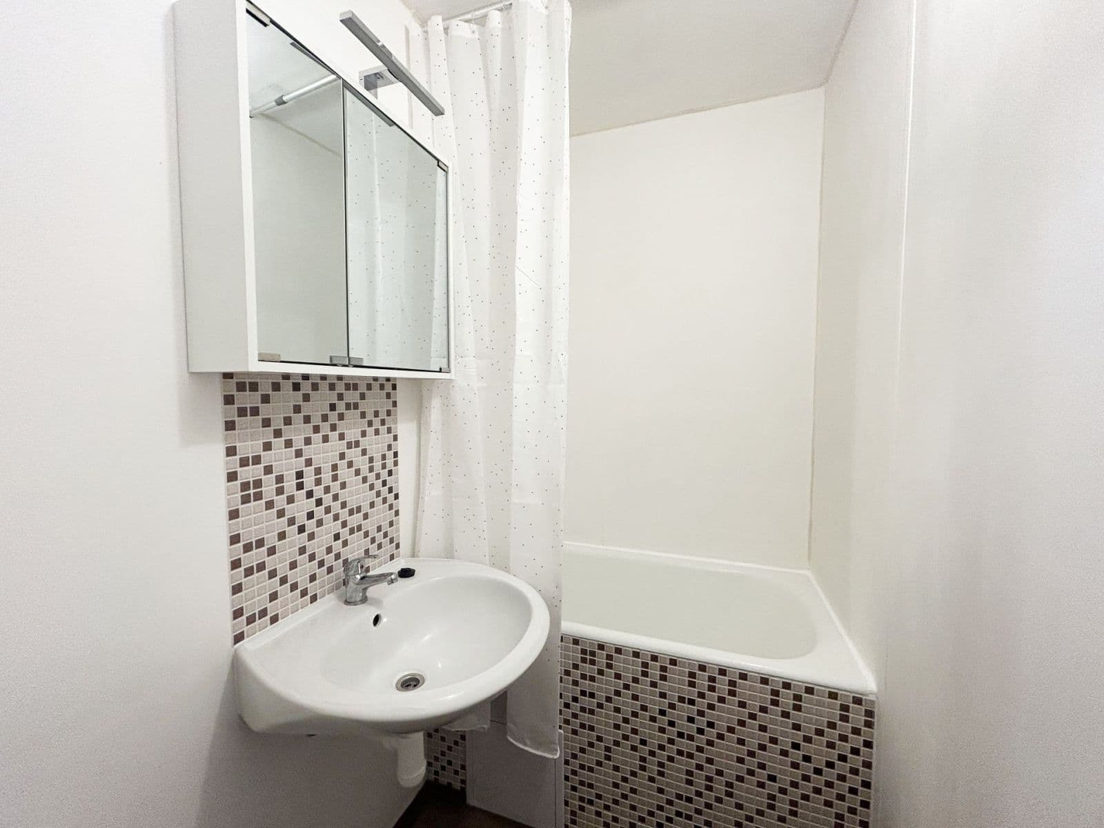 Pronájem bytu 1+kk 34 m², Křivenická, Praha, Praha Pronájem bytu 1+kk 34 m², Křivenická, Praha, Praha