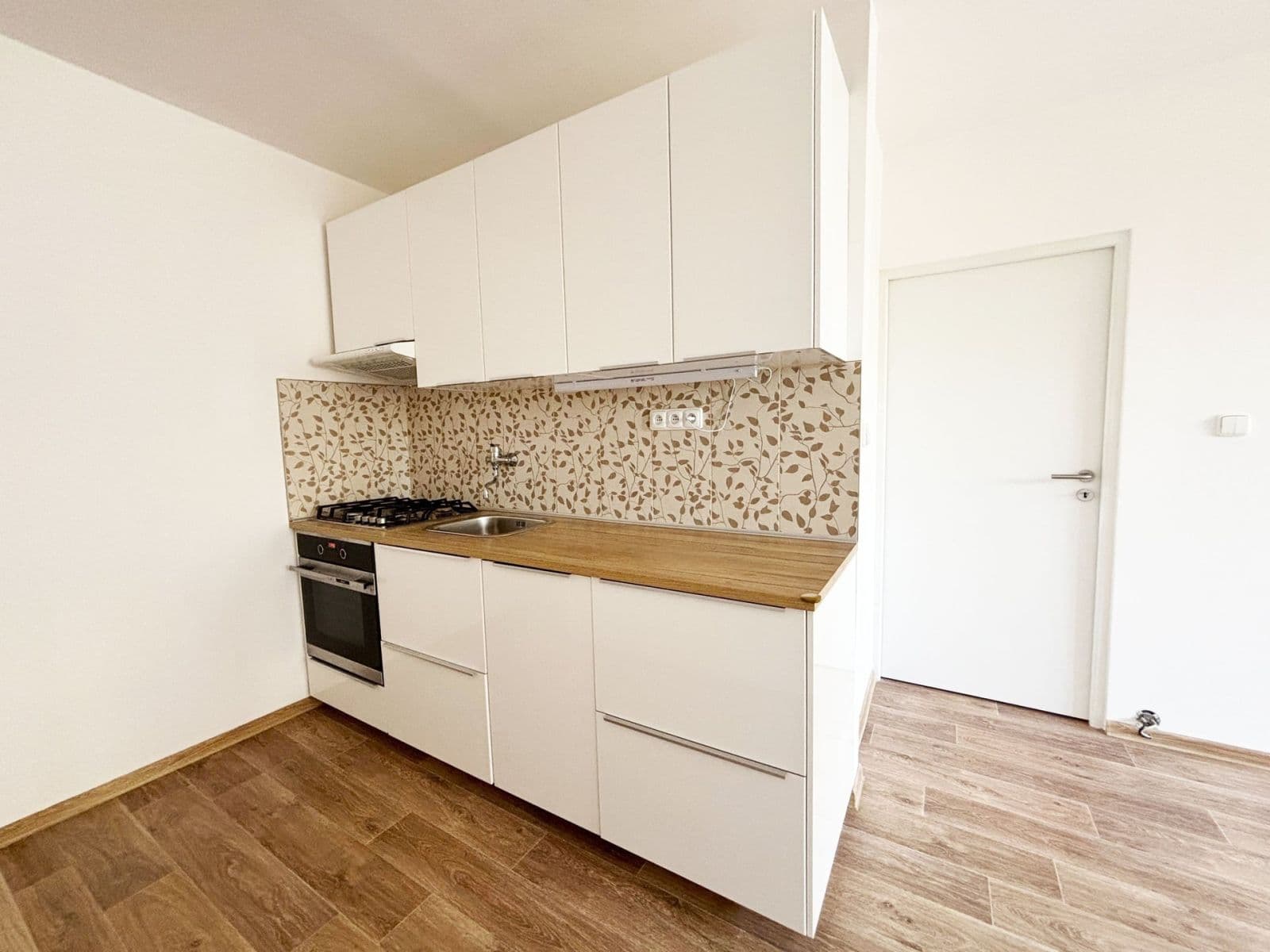 Pronájem bytu 2+kk 40 m², Tisovecká, Kolín, Středočeský kraj Pronájem bytu 2+kk 40 m², Tisovecká, Kolín, Středočeský kraj