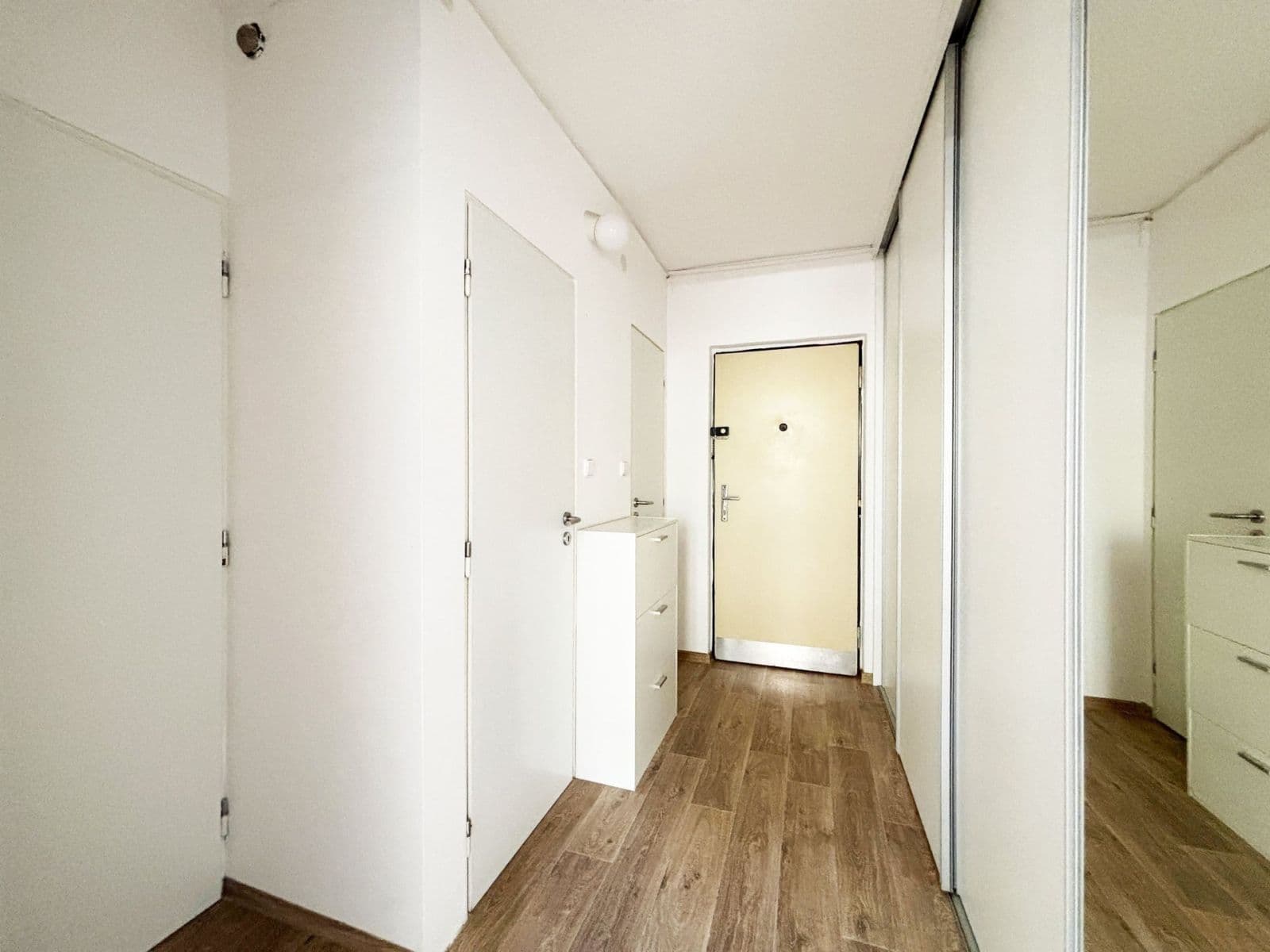 Pronájem bytu 2+kk 40 m², Tisovecká, Kolín, Středočeský kraj Pronájem bytu 2+kk 40 m², Tisovecká, Kolín, Středočeský kraj