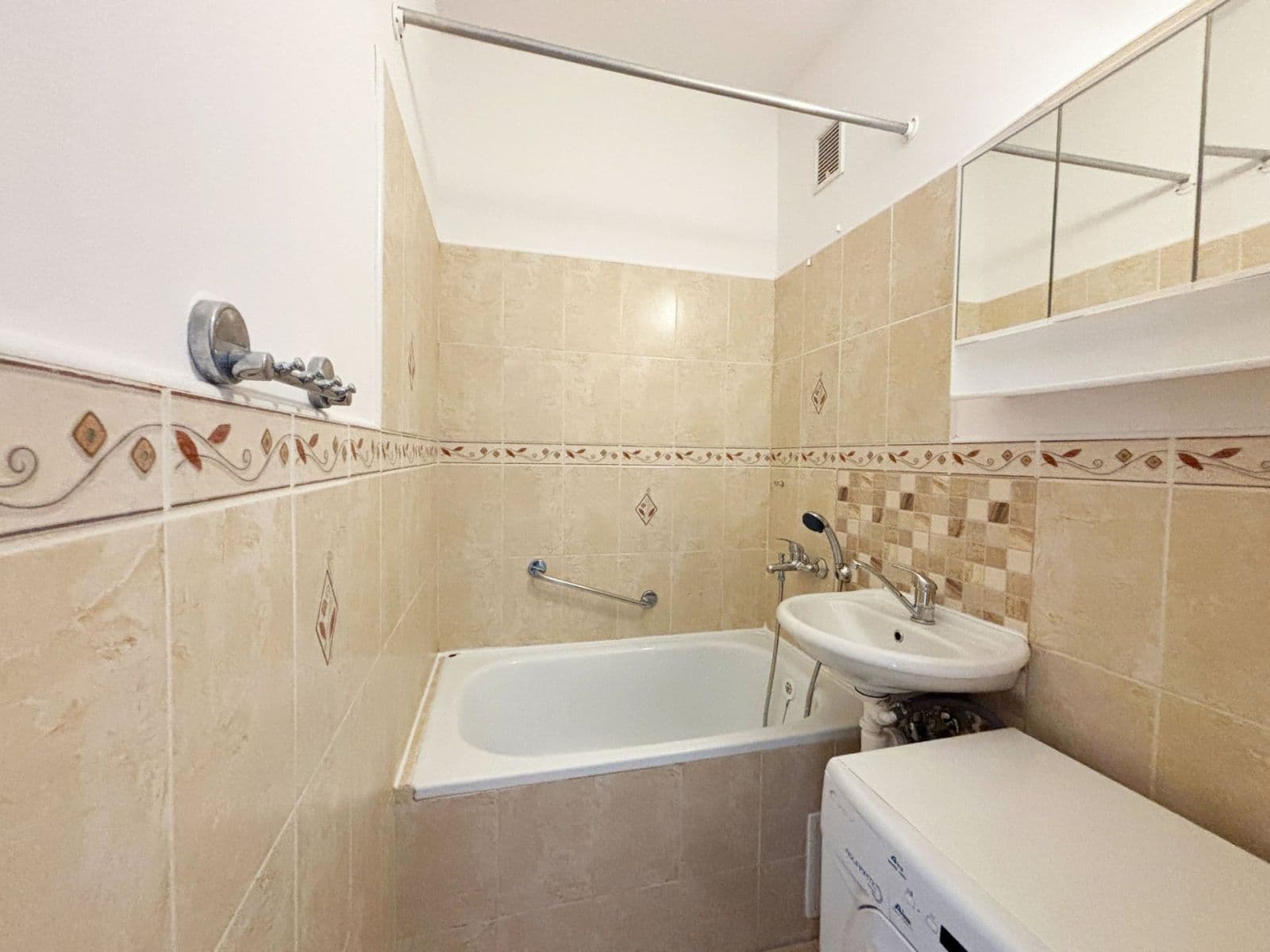 Pronájem bytu 2+kk 40 m², Tisovecká, Kolín, Středočeský kraj Pronájem bytu 2+kk 40 m², Tisovecká, Kolín, Středočeský kraj