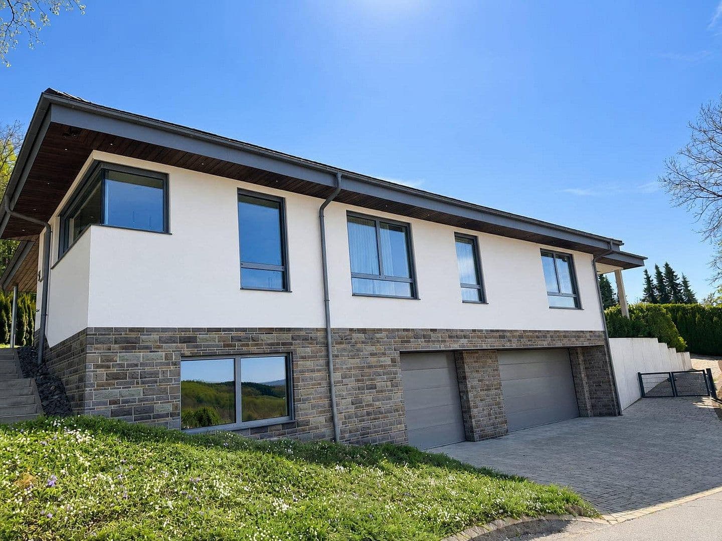 Prodej domu 380 m², pozemek 1.324 m², Olpe, Severní Porýní-Vestfálsko Prodej domu 380 m², pozemek 1.324 m², Olpe, Severní Porýní-Vestfálsko