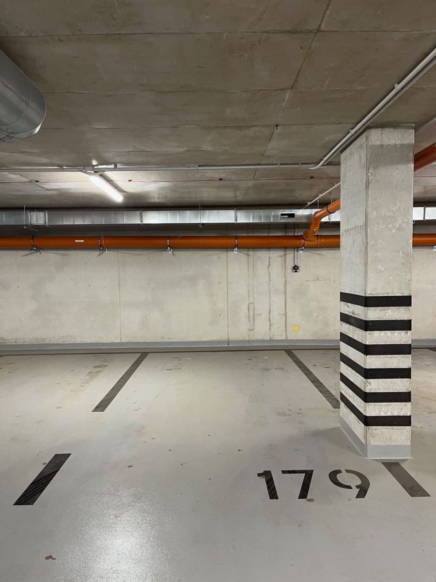 Pronájem garáže 13 m², Bratislavská, Brno, Jihomoravský kraj Pronájem garáže 13 m², Bratislavská, Brno, Jihomoravský kraj