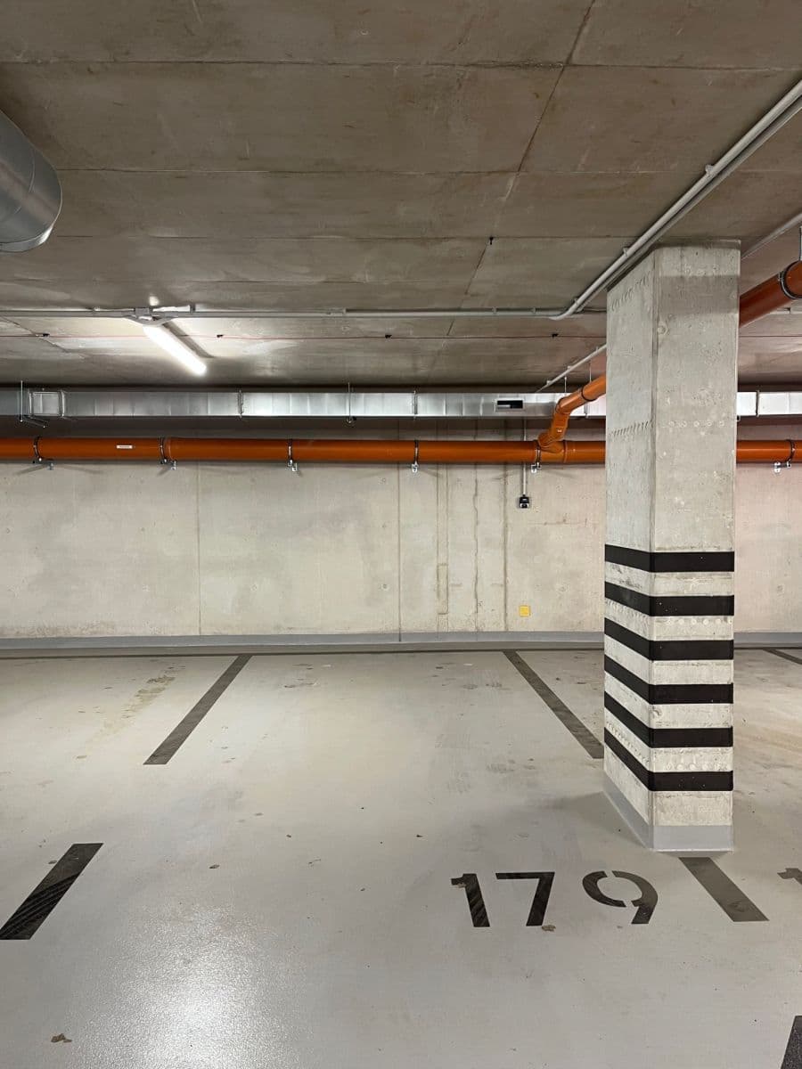 Pronájem garáže 13 m², Bratislavská, Brno, Jihomoravský kraj Pronájem garáže 13 m², Bratislavská, Brno, Jihomoravský kraj