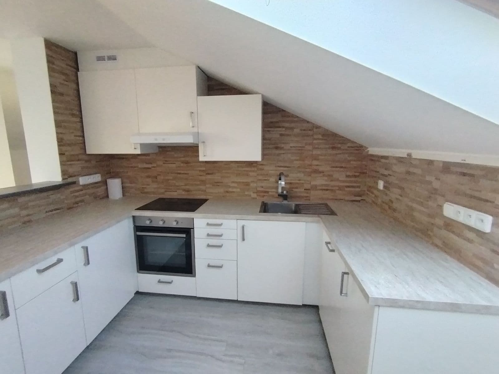 Pronájem bytu 3+kk 65 m², Košumberk, Dobřejovice, Středočeský kraj Pronájem bytu 3+kk 65 m², Košumberk, Dobřejovice, Středočeský kraj