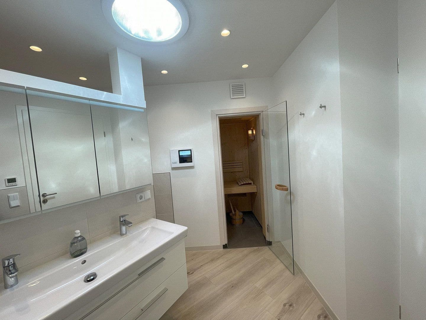 Prodej bytu 4+1 129 m², Ida-Dehmel-Ring 85, Mannheim, Bádensko-Württembersko Prodej bytu 4+1 129 m², Ida-Dehmel-Ring 85, Mannheim, Bádensko-Württembersko