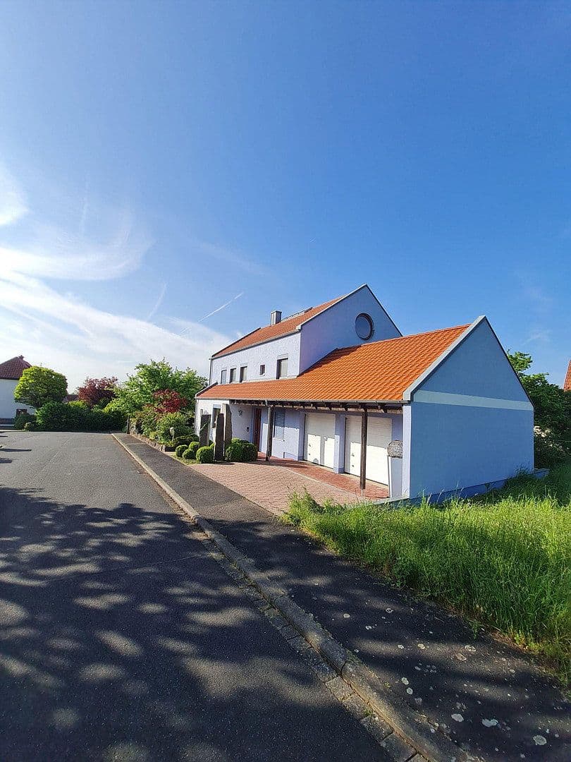Prodej domu 273 m², pozemek 634 m², Geroldshausen, Bavorsko Prodej domu 273 m², pozemek 634 m², Geroldshausen, Bavorsko