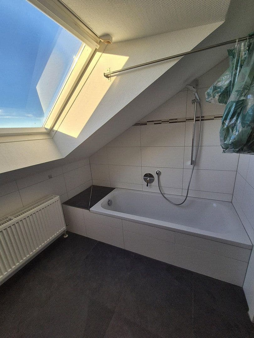 Pronájem bytu 3+1 85 m², Eberdingen, Bádensko-Württembersko Pronájem bytu 3+1 85 m², Eberdingen, Bádensko-Württembersko