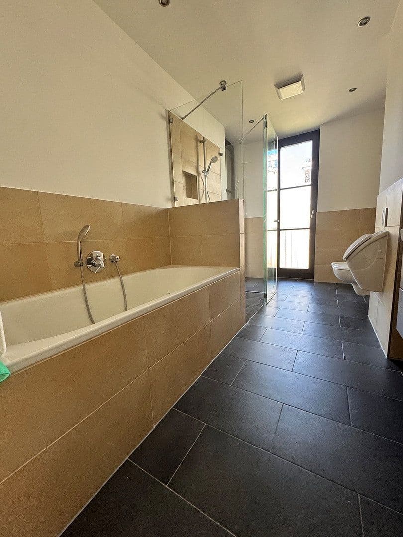 Prodej bytu 4+1 141 m², Düsseldorfer Straße 28, Berlin, Berlín Prodej bytu 4+1 141 m², Düsseldorfer Straße 28, Berlin, Berlín