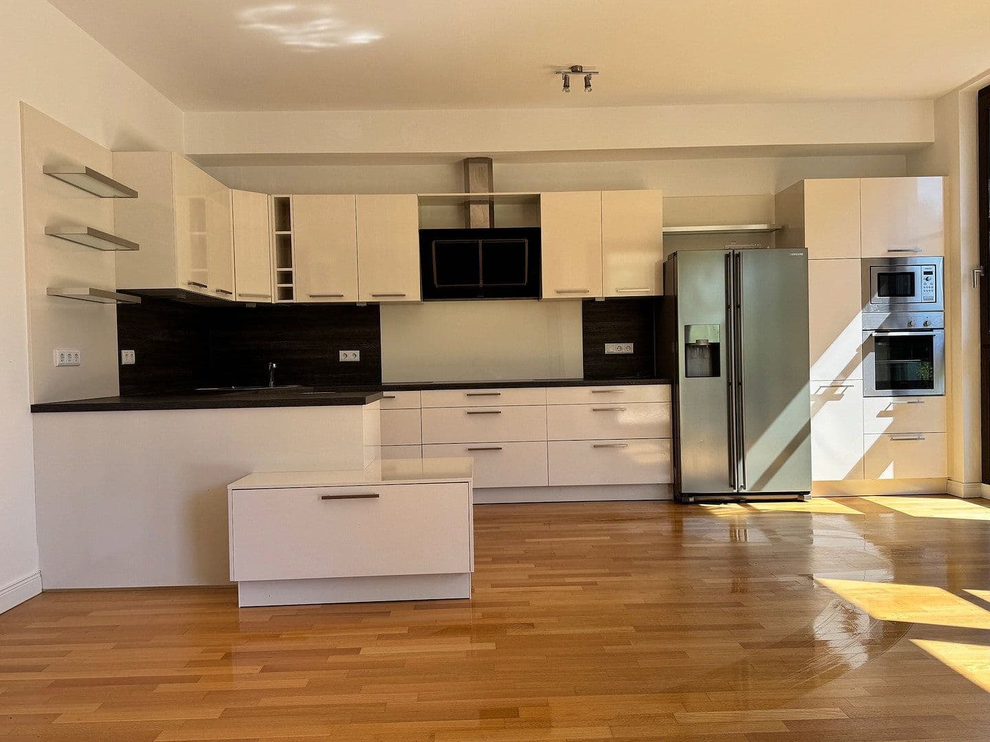 Prodej bytu 4+1 141 m², Düsseldorfer Straße 28, Berlin, Berlín Prodej bytu 4+1 141 m², Düsseldorfer Straße 28, Berlin, Berlín