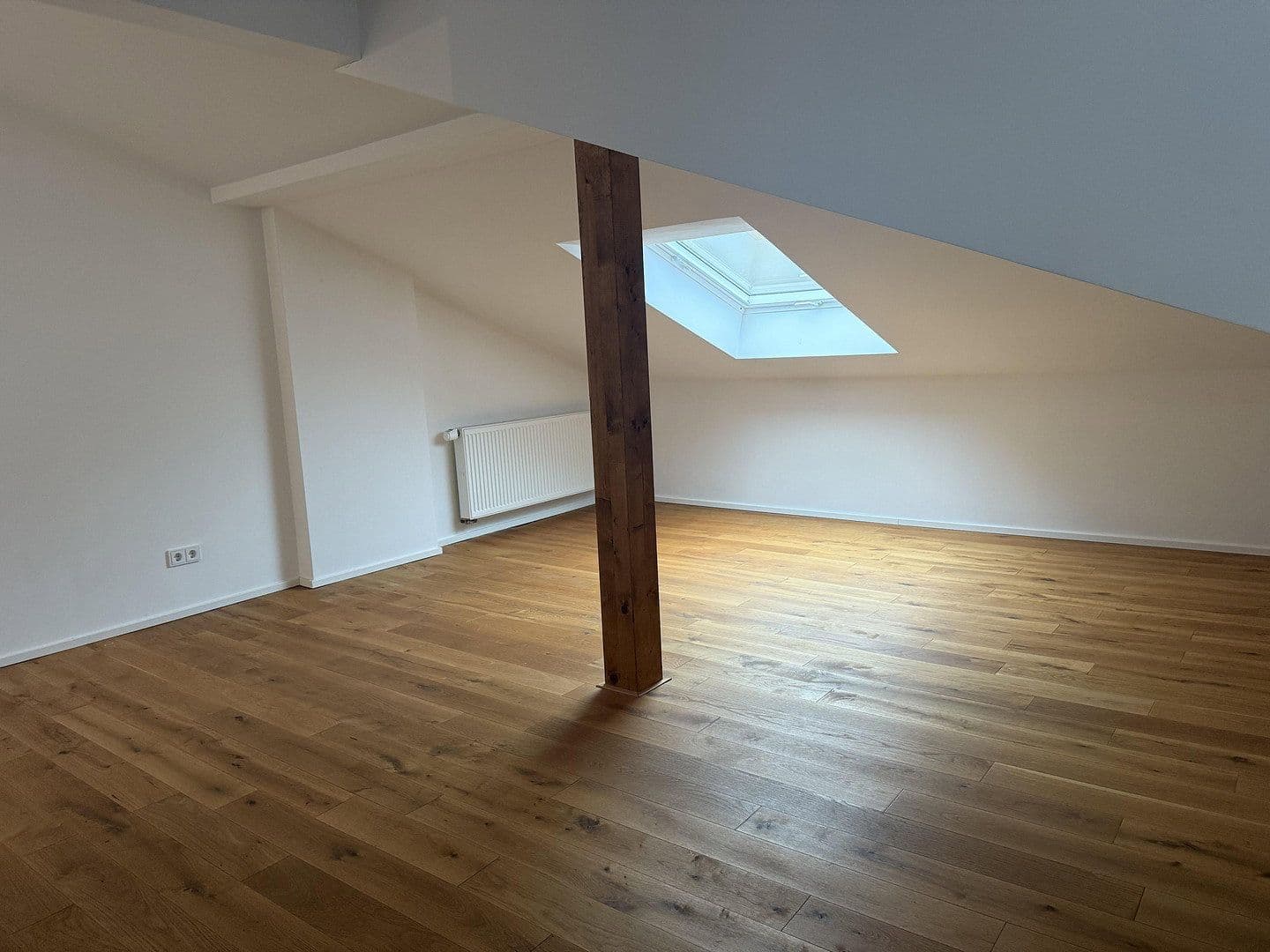 Pronájem domu 120 m², pozemek 200 m², Frankfurt, Hessen Pronájem domu 120 m², pozemek 200 m², Frankfurt, Hessen