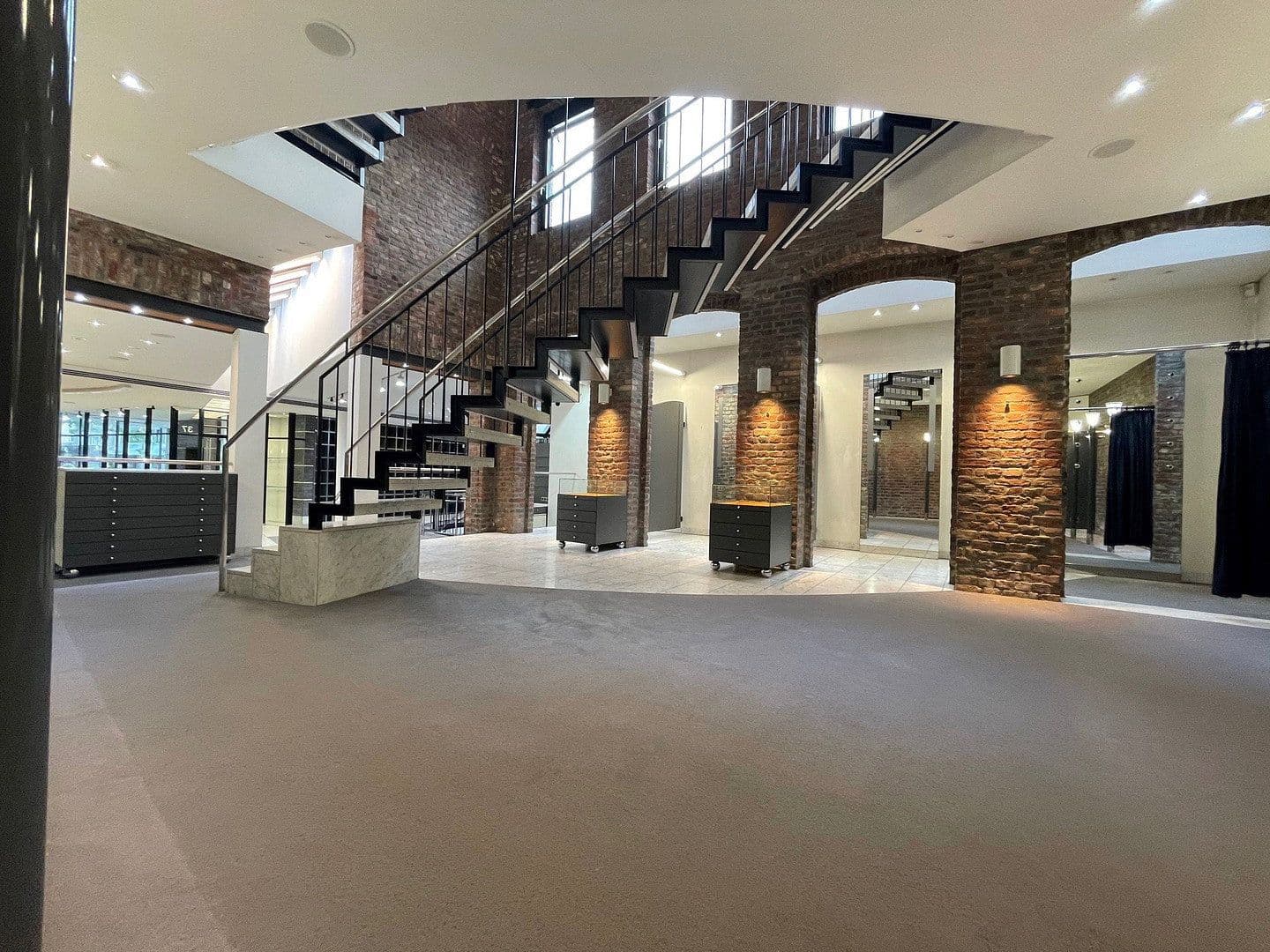 Pronájem nebytového prostoru 350 m², Mönchengladbach-Rheydt, Severní Porýní-Vestfálsko Pronájem nebytového prostoru 350 m², Mönchengladbach-Rheydt, Severní Porýní-Vestfálsko