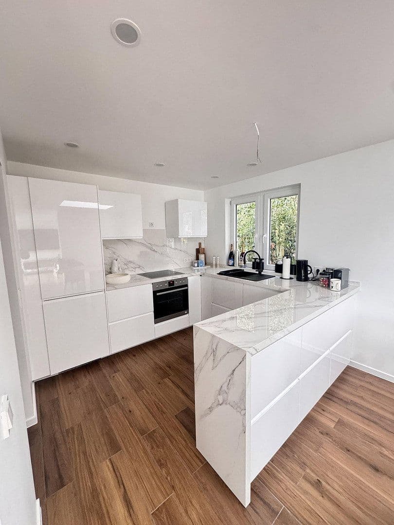 Pronájem domu 110 m², pozemek 300 m², Eibenweg 5, Köln, Severní Porýní-Vestfálsko Pronájem domu 110 m², pozemek 300 m², Eibenweg 5, Köln, Severní Porýní-Vestfálsko