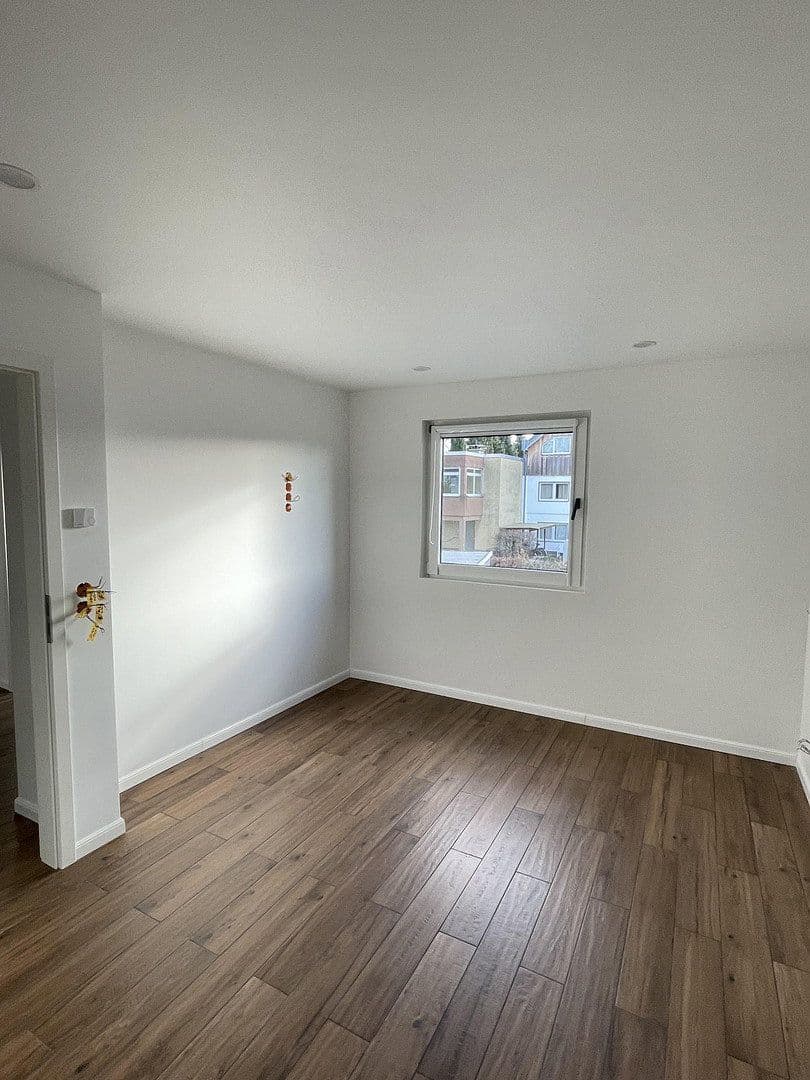 Pronájem domu 110 m², pozemek 300 m², Eibenweg 5, Köln, Severní Porýní-Vestfálsko Pronájem domu 110 m², pozemek 300 m², Eibenweg 5, Köln, Severní Porýní-Vestfálsko