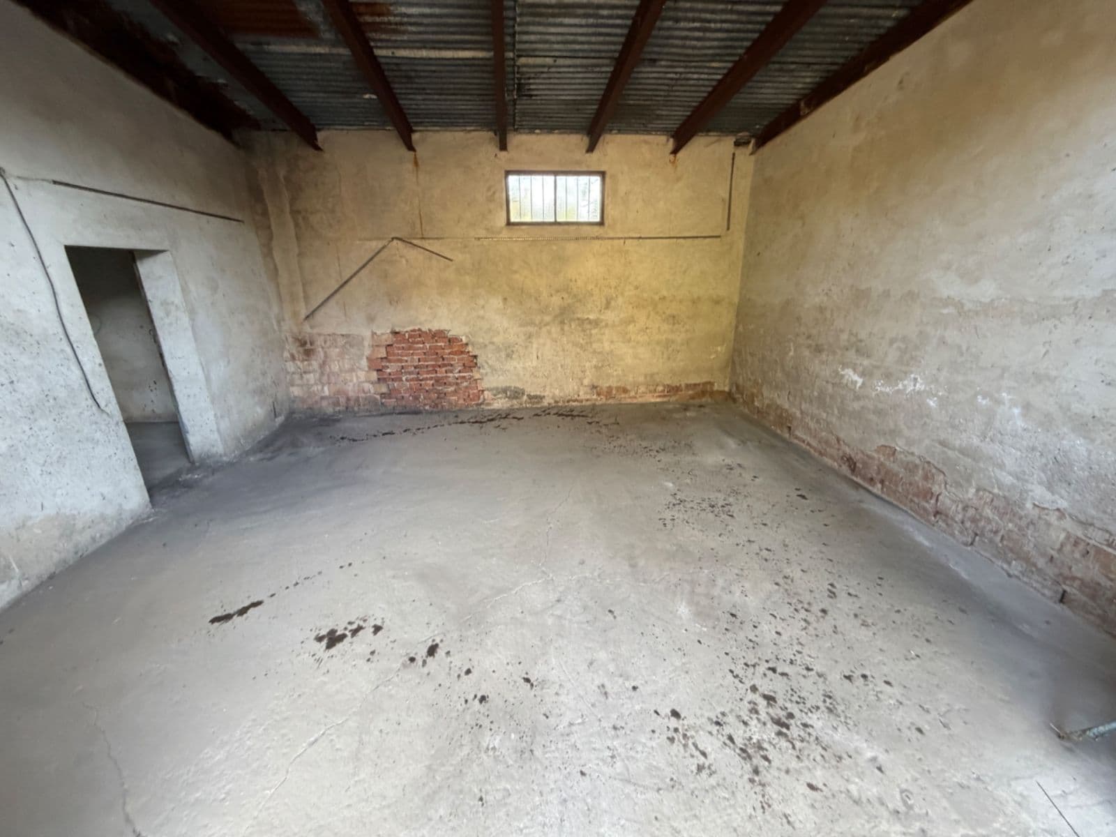Pronájem garáže 60 m², Libušina, Svratka, Kraj Vysočina Pronájem garáže 60 m², Libušina, Svratka, Kraj Vysočina