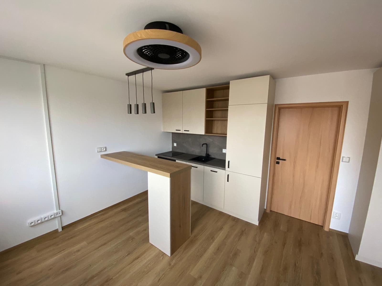 Pronájem bytu 1+kk 31 m², Hennerova, Praha, Praha Pronájem bytu 1+kk 31 m², Hennerova, Praha, Praha