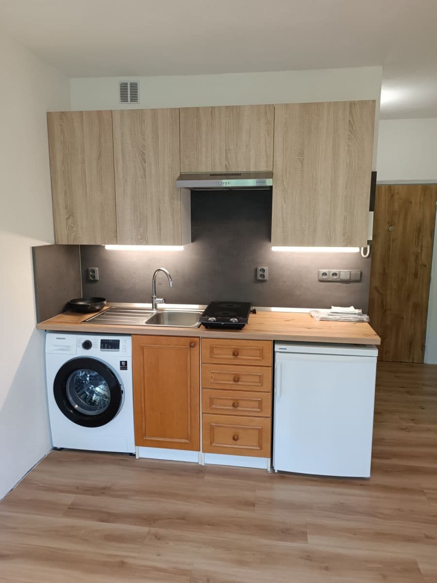 Pronájem bytu 1+kk 20 m², Polední, Plzeň, Plzeňský kraj Pronájem bytu 1+kk 20 m², Polední, Plzeň, Plzeňský kraj
