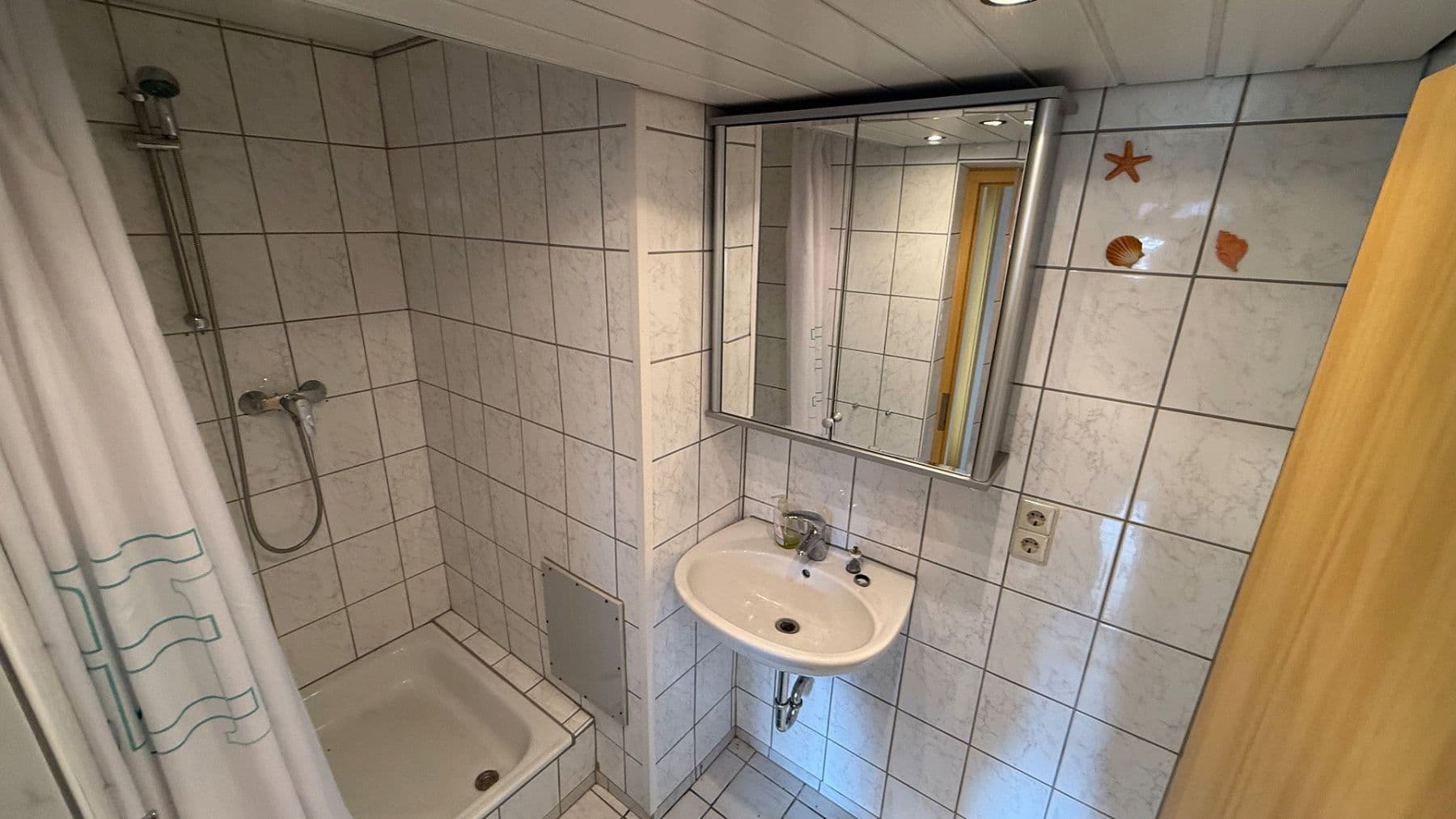 Prodej domu 185 m², pozemek 311 m², Hukelturenstraße 38, Albstadt, Bádensko-Württembersko Prodej domu 185 m², pozemek 311 m², Hukelturenstraße 38, Albstadt, Bádensko-Württembersko