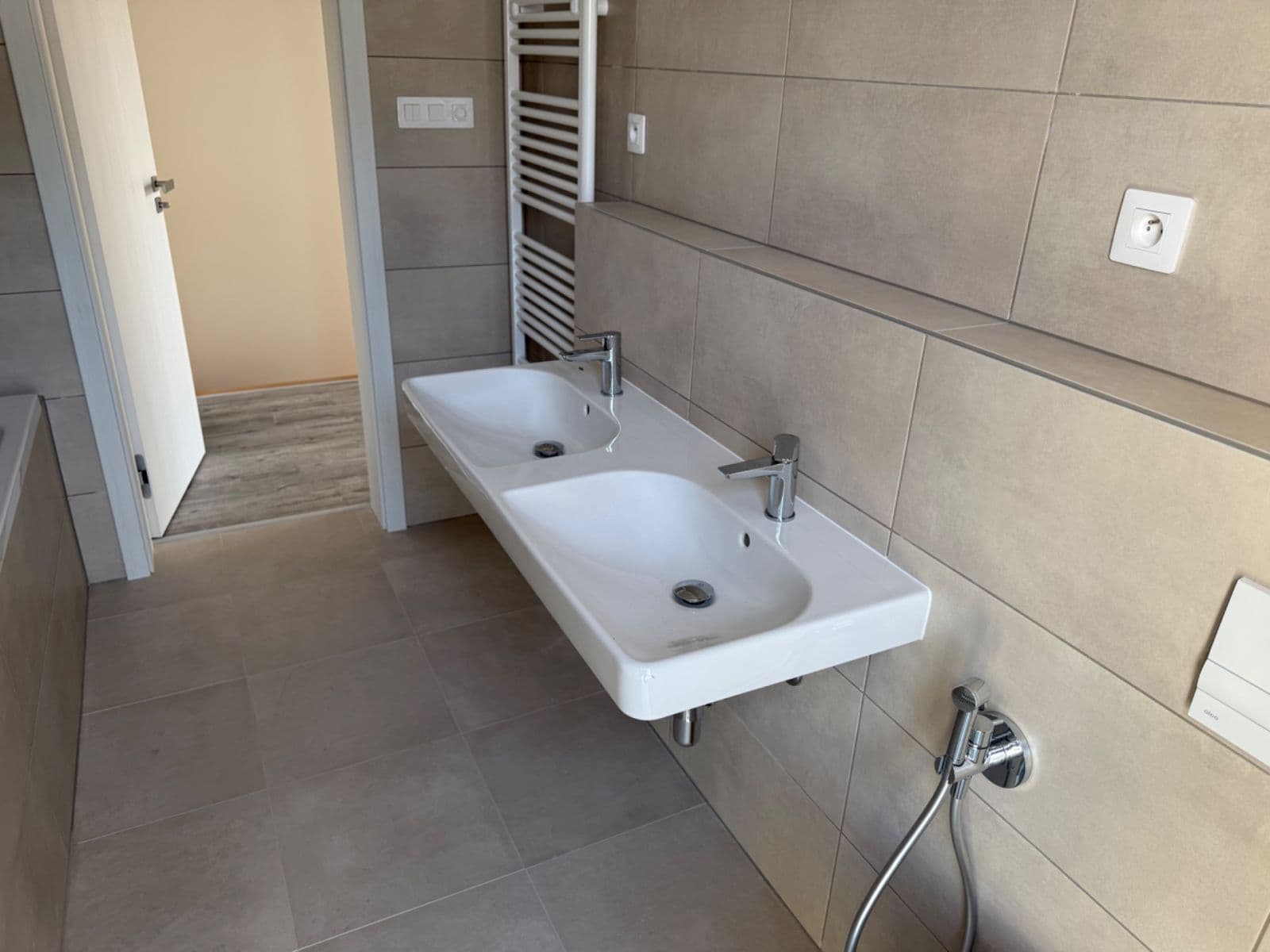 Pronájem domu 136 m², pozemek 420 m², Emy Destinové, Jinočany, Středočeský kraj Pronájem domu 136 m², pozemek 420 m², Emy Destinové, Jinočany, Středočeský kraj