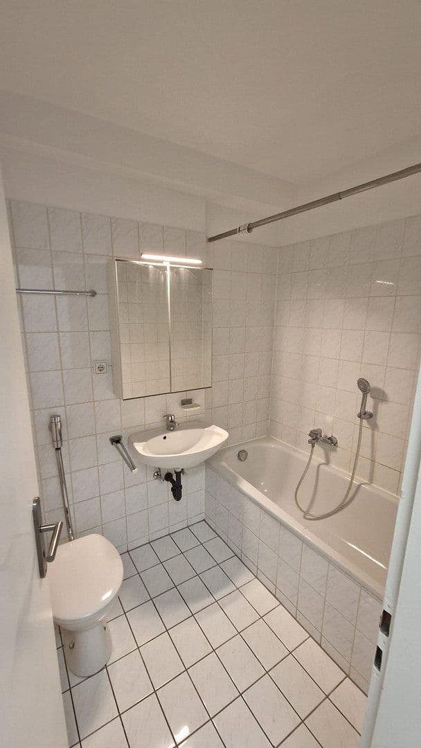Pronájem bytu 1+1 30 m², Ampfingstrasse, München, Bavorsko Pronájem bytu 1+1 30 m², Ampfingstrasse, München, Bavorsko